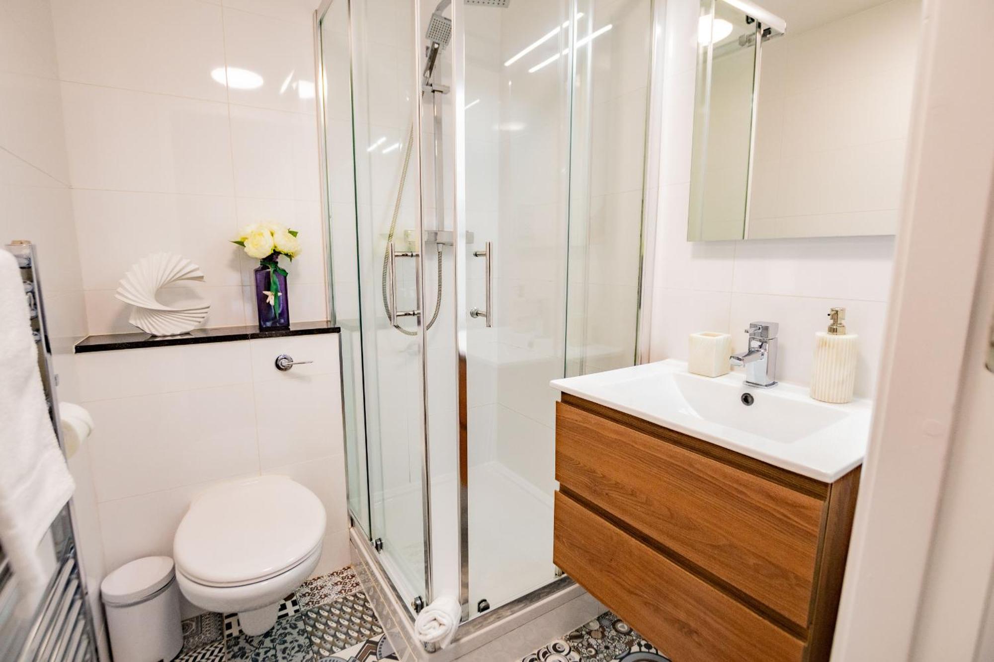 Luxury With Parking Apartment *